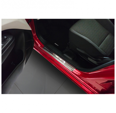 Protectores de umbral de puerta de acero inoxidable para Suzuki Swift VI 2024- 'Lines' - 4 piezas